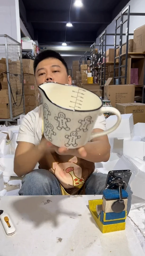 瓷片姜饼人奶壶（内外有小黑点）