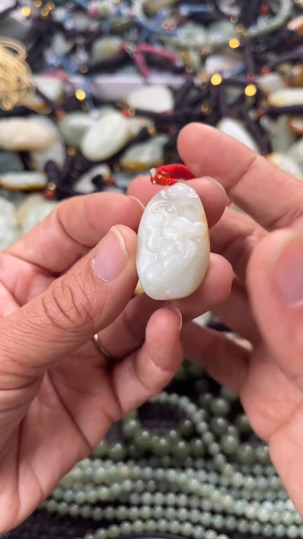 【闪购商品】和田玉颈饰未镶嵌多样性发货没有证书，拍一发一.有瑕