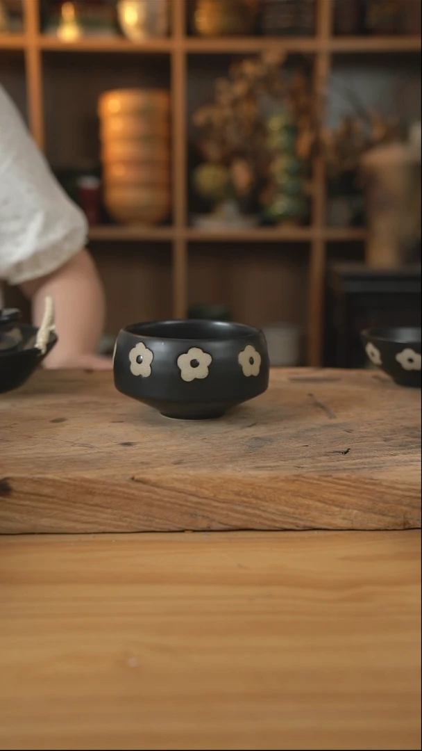 黑色雕刻小花的钵钵米饭碗