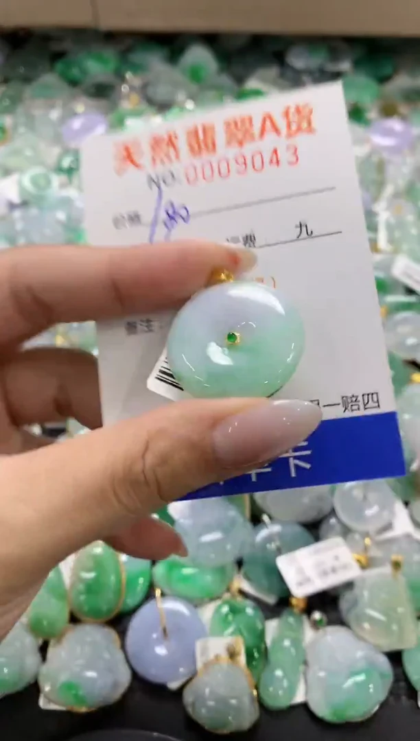 颈饰18K金镶嵌翡翠1111111111111111