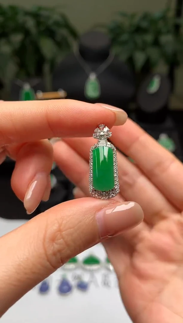 颈饰18K金镶嵌翡翠无事牌