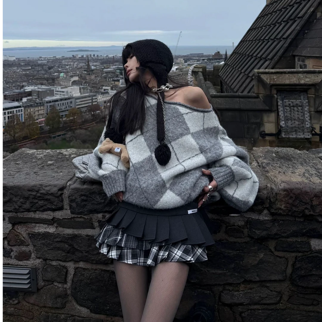 灰色菱格斜肩毛衣女秋冬外穿慵懒风针织衫宽松显瘦露肩套头上衣潮