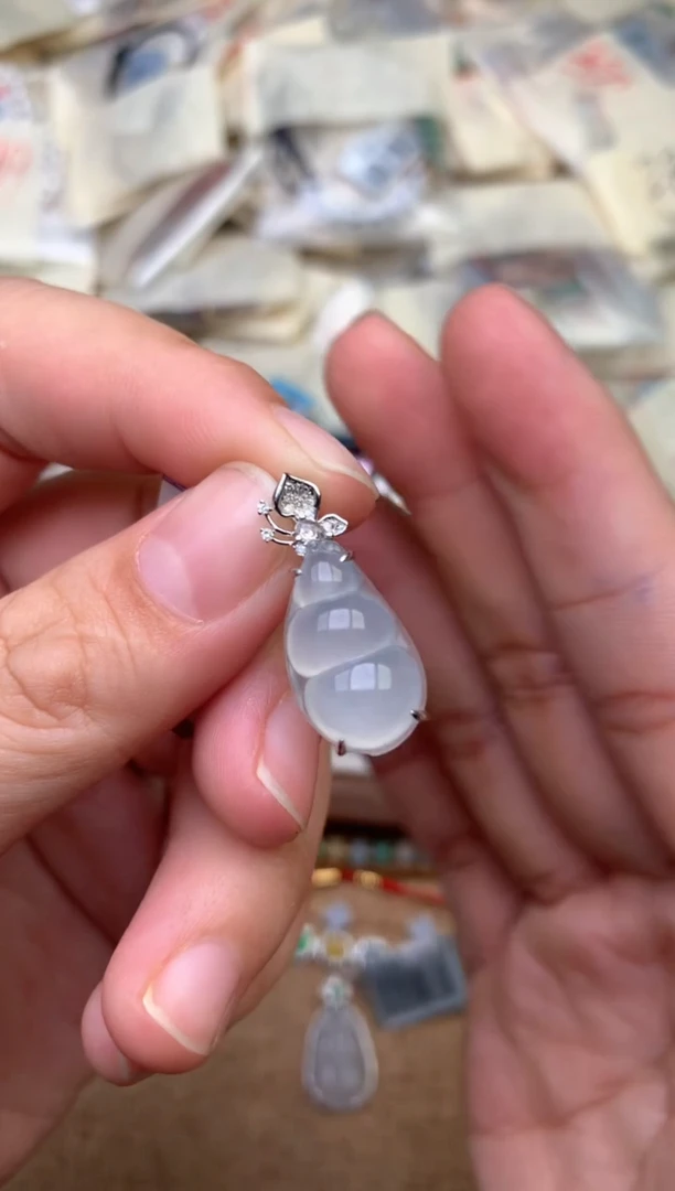 18K金镶嵌挂件翡翠一