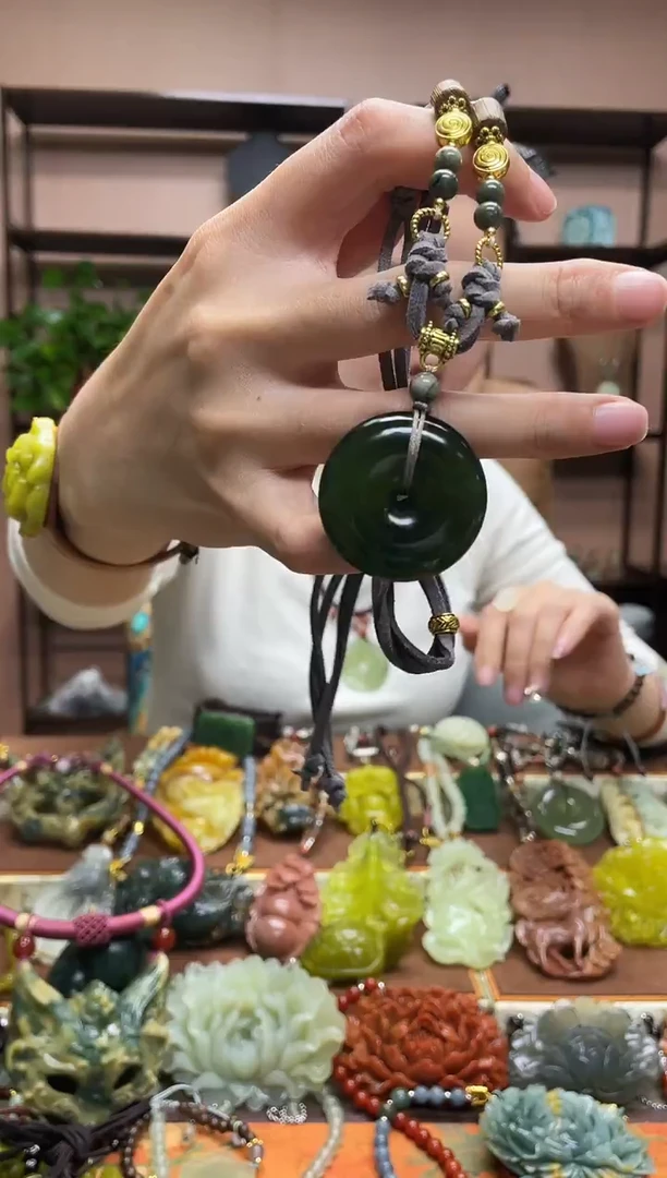 未镶嵌岫玉吊坠多样性发货发其中之一