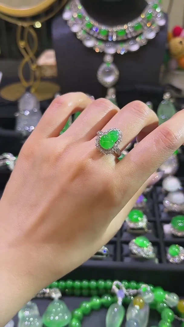 18K金镶嵌戒指翡翠戒指