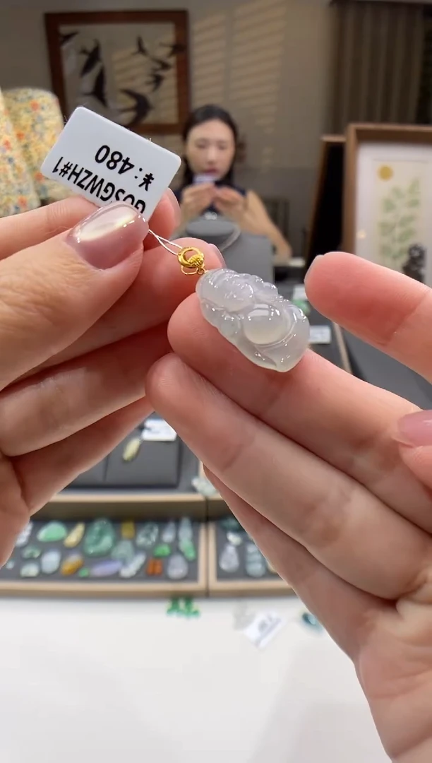 翡翠18K金镶嵌颈饰财神