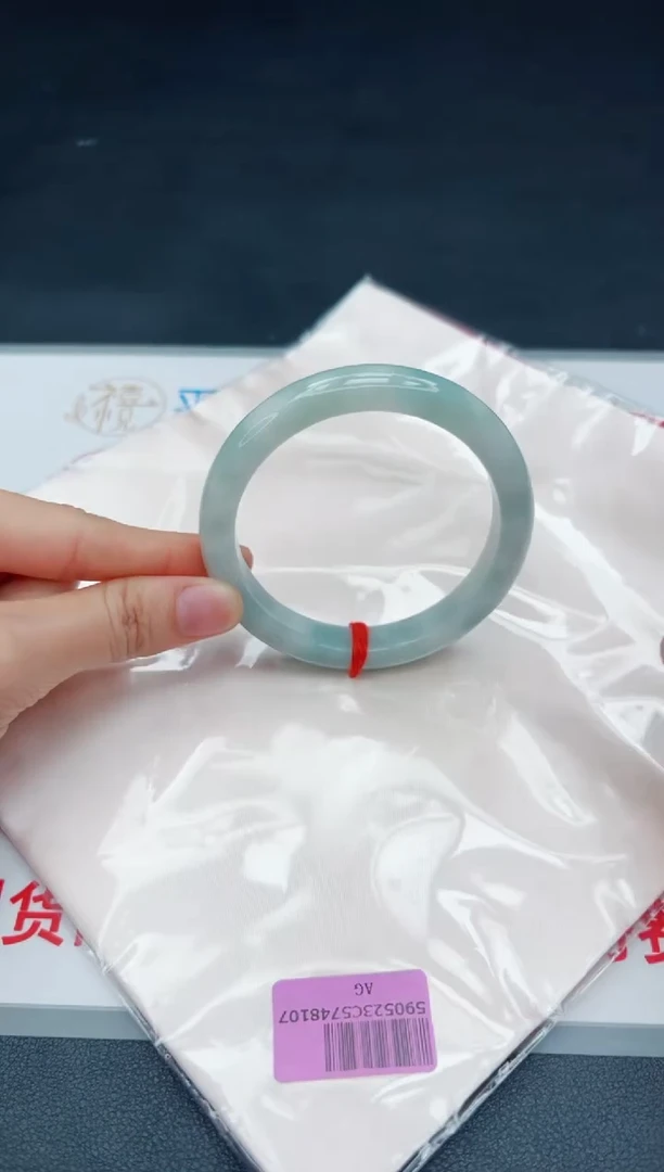 翡翠手镯未镶嵌，默认会有冰丝棉纹棉线，均需要有包容心