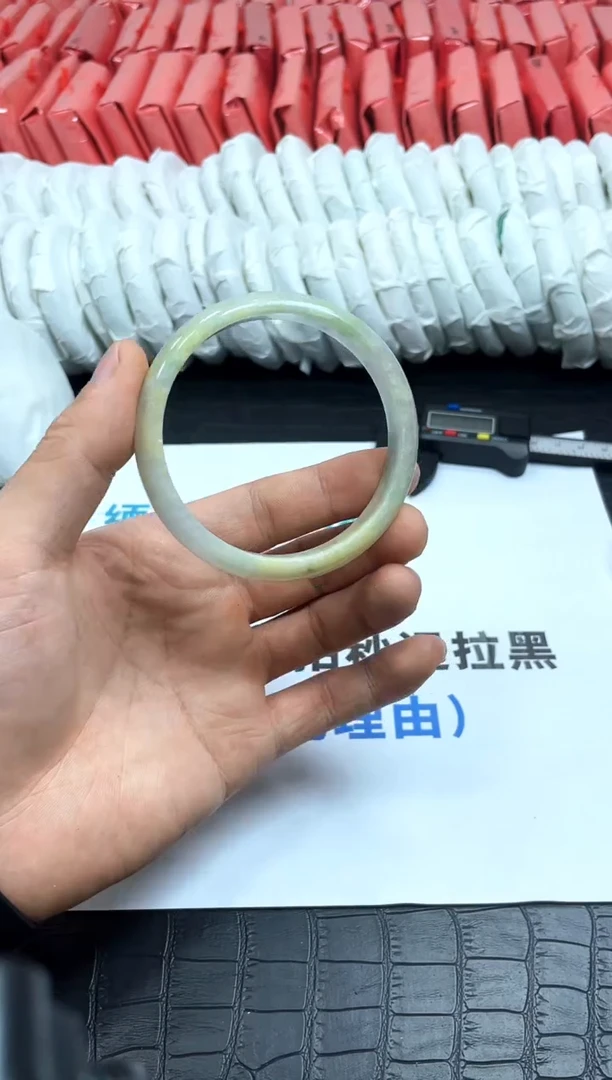 翡翠手镯未镶嵌所见所得，高冰美人镯！