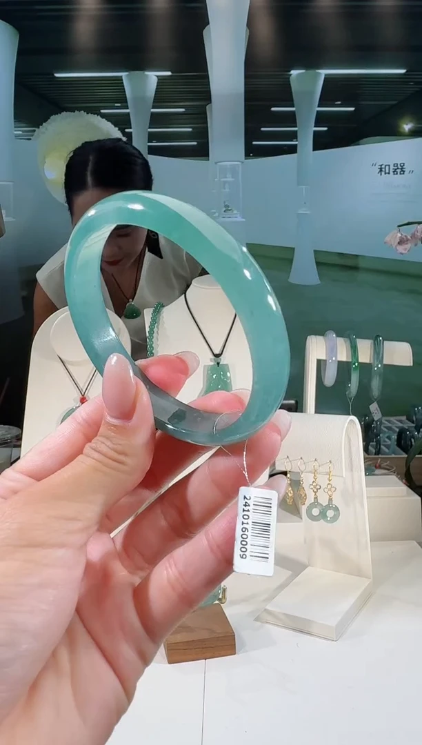 翡翠手镯未镶嵌60圈
