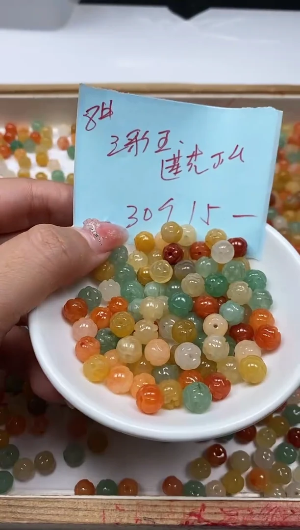 石英质玉散珠未镶嵌B2037 三彩玉莲花8mm30个15元