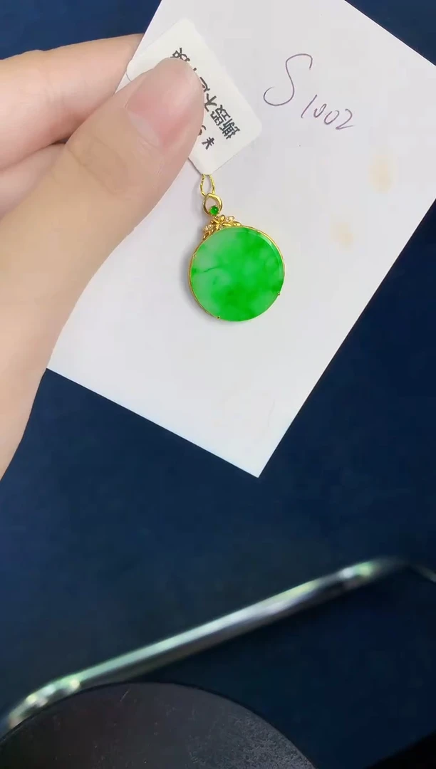 翡翠18K金镶嵌颈饰天然翡翠缅甸A货