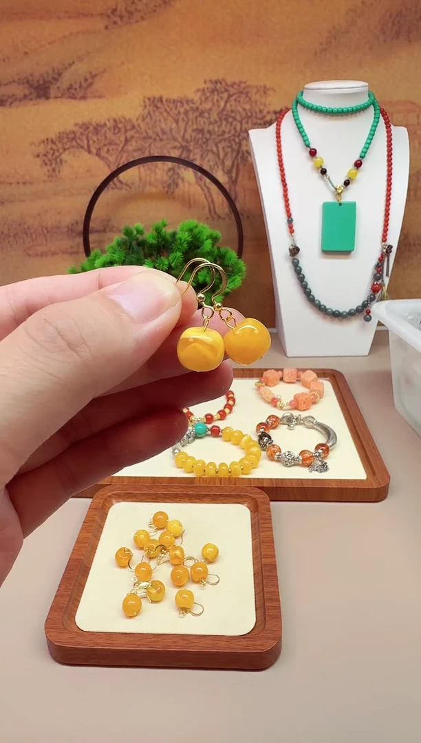 14K金镶嵌蜜蜡耳饰E01