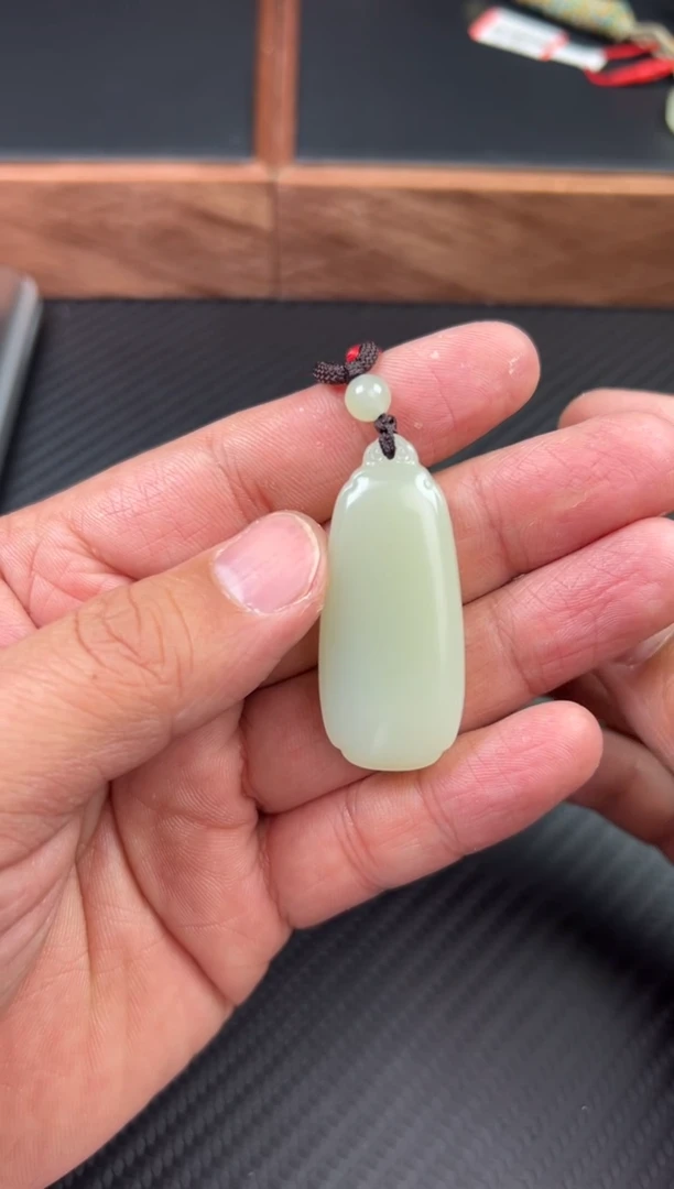 【闪购商品】和田玉吊坠(赠链)未镶嵌且末微色差迪克兰