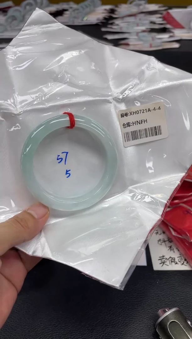 翡翠手镯未镶嵌翡翠手镯