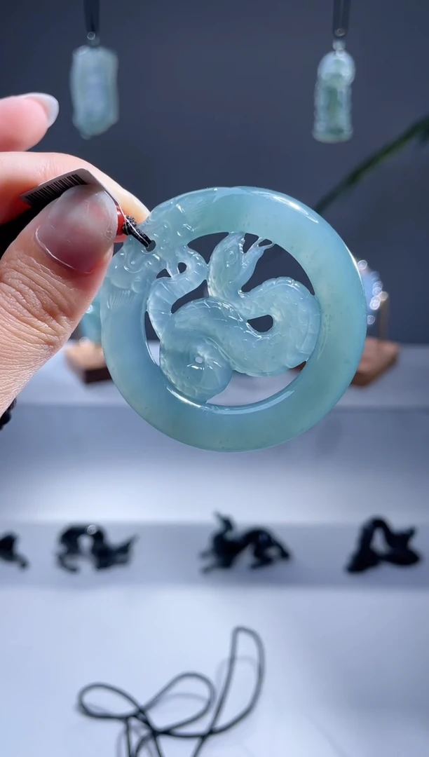 翡翠未镶嵌颈饰蛇牌