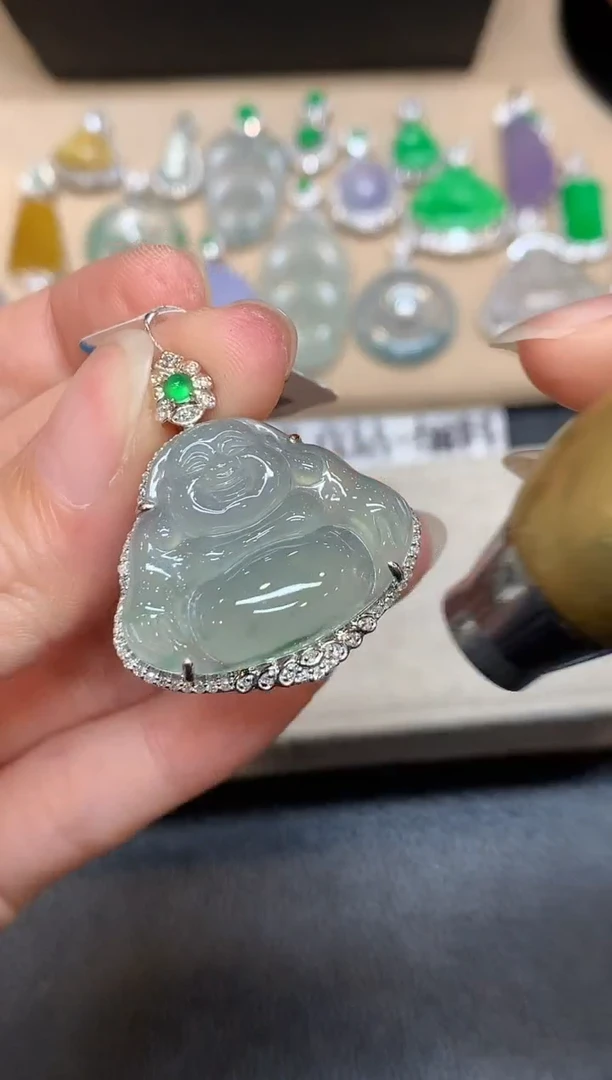 颈饰18K金镶嵌翡翠佛公【无服务费