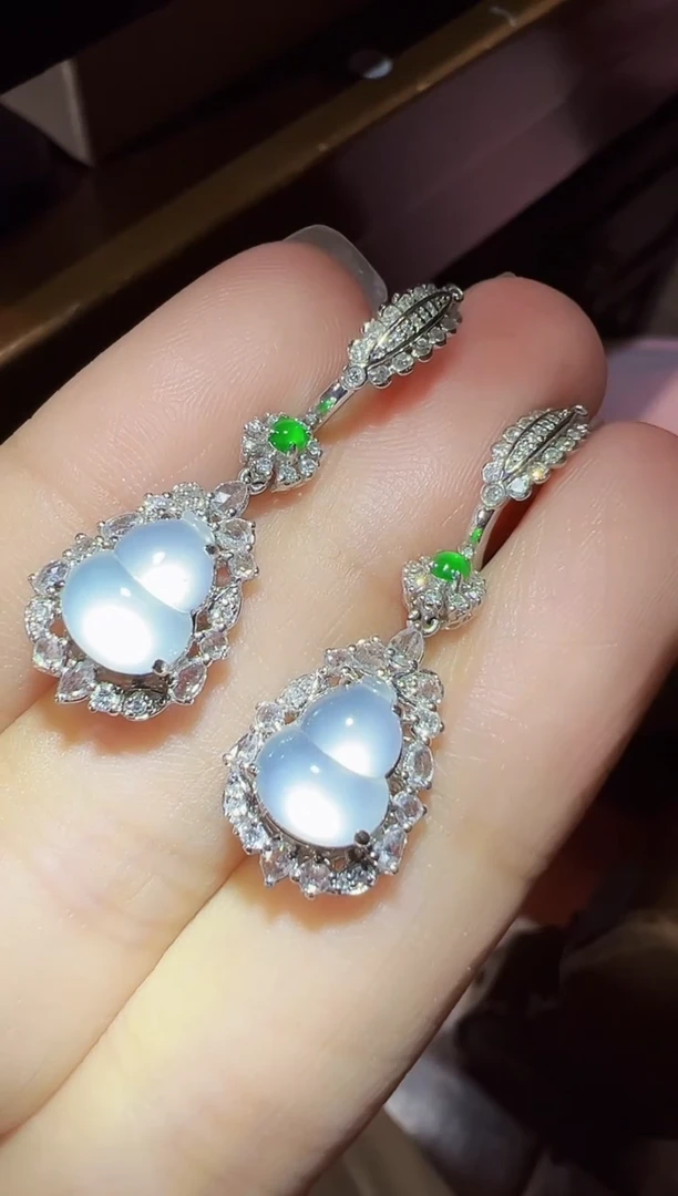 18K金镶嵌翡翠耳饰葫芦