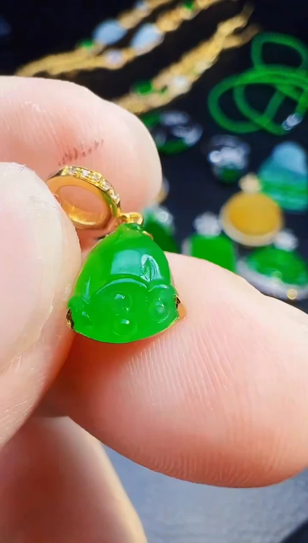 颈饰18K金镶嵌翡翠当****好翡翠