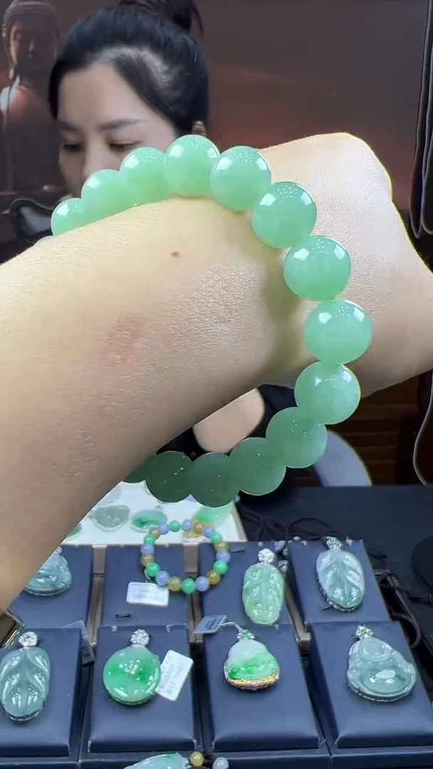未镶嵌挂件翡翠手串