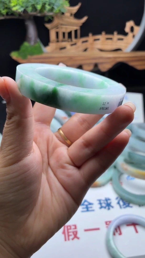 翡翠手镯未镶嵌Z**q翡翠手镯定制
