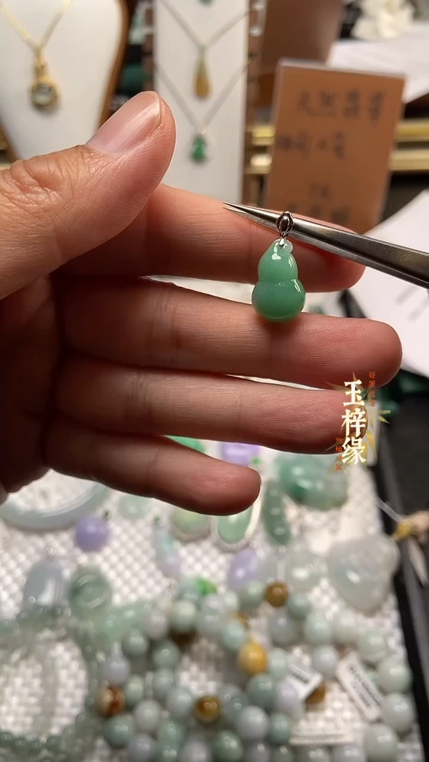 吊坠(不含链)18K金镶嵌翡翠冰糯种小葫芦，高21宽11厚7.5