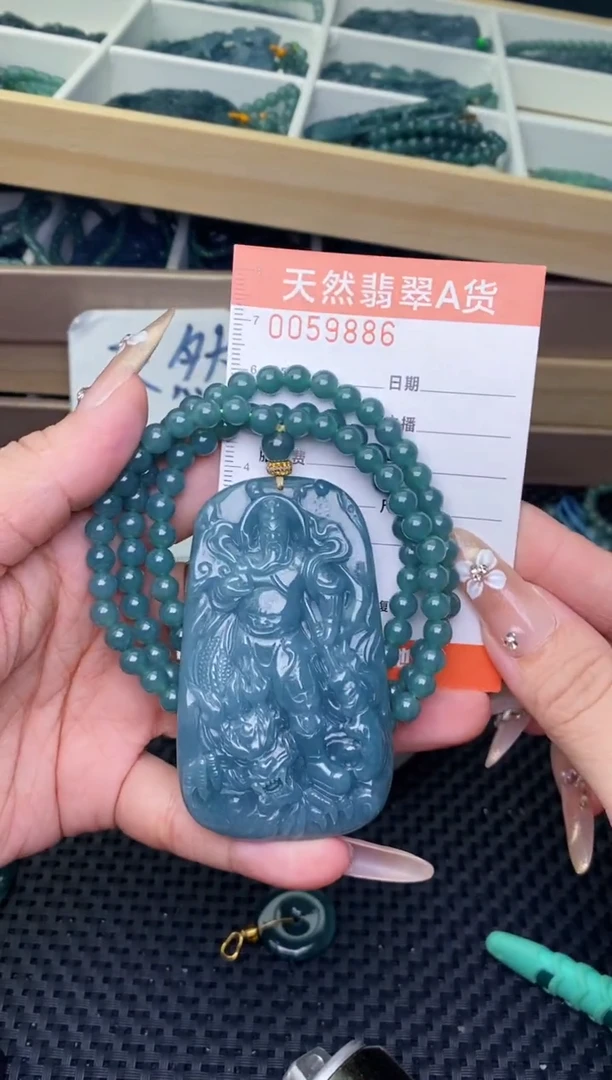 翡翠未镶嵌颈饰