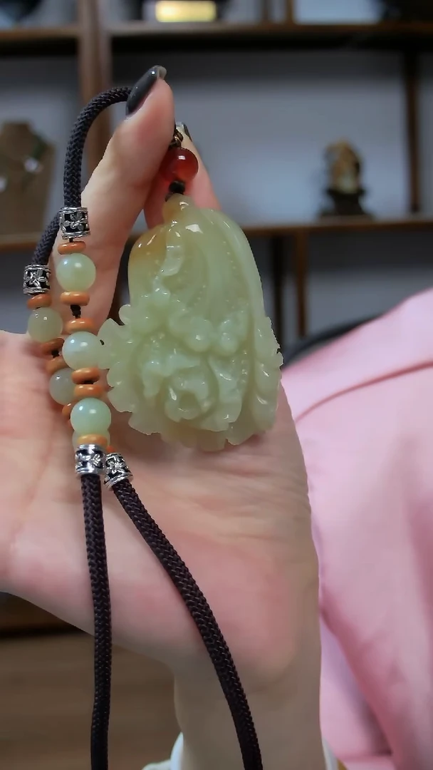 颈饰未镶嵌和田玉白菜