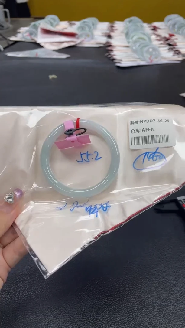 翡翠手镯未镶嵌翡翠手镯