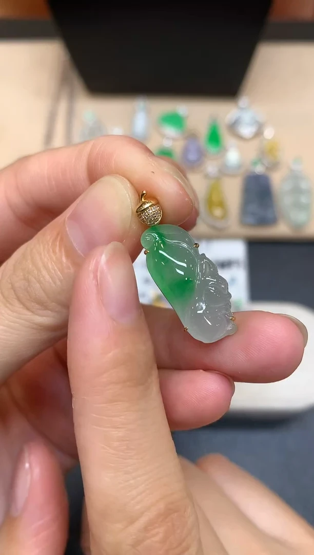 颈饰18K金镶嵌翡翠小松鼠【无服务费