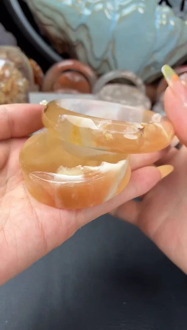 未镶嵌手镯（圆镯）石英质玉56