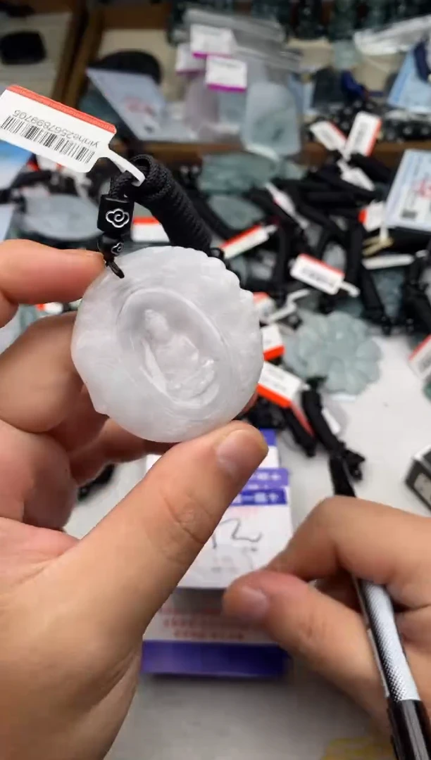 翡翠未镶嵌颈饰 多样性发其一