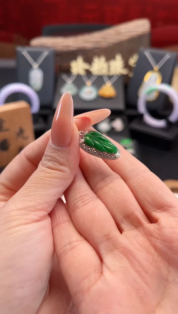 翡翠18K金镶嵌颈饰吊坠