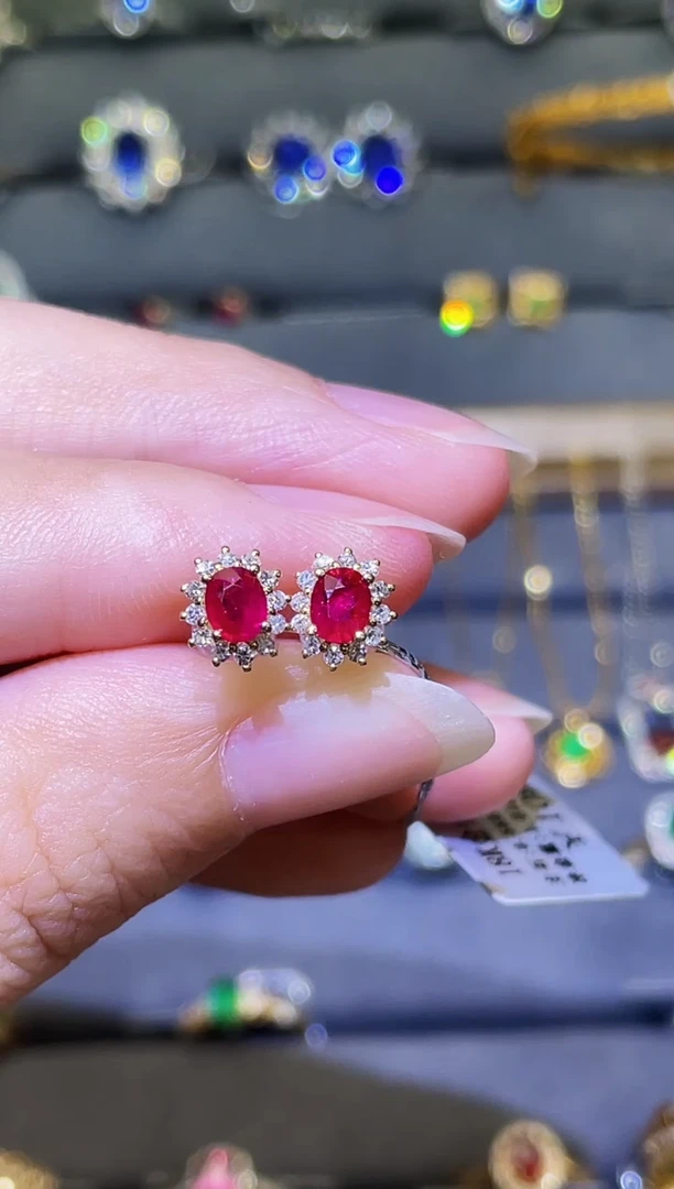 18K金镶嵌耳饰红宝石0.56ct