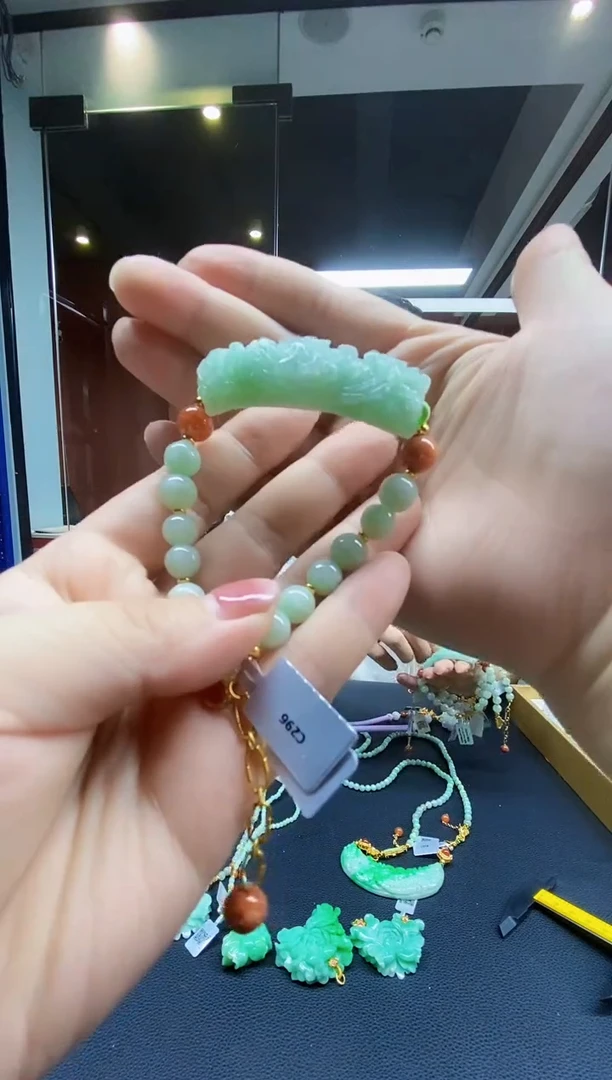 颈饰未镶嵌翡翠手牌