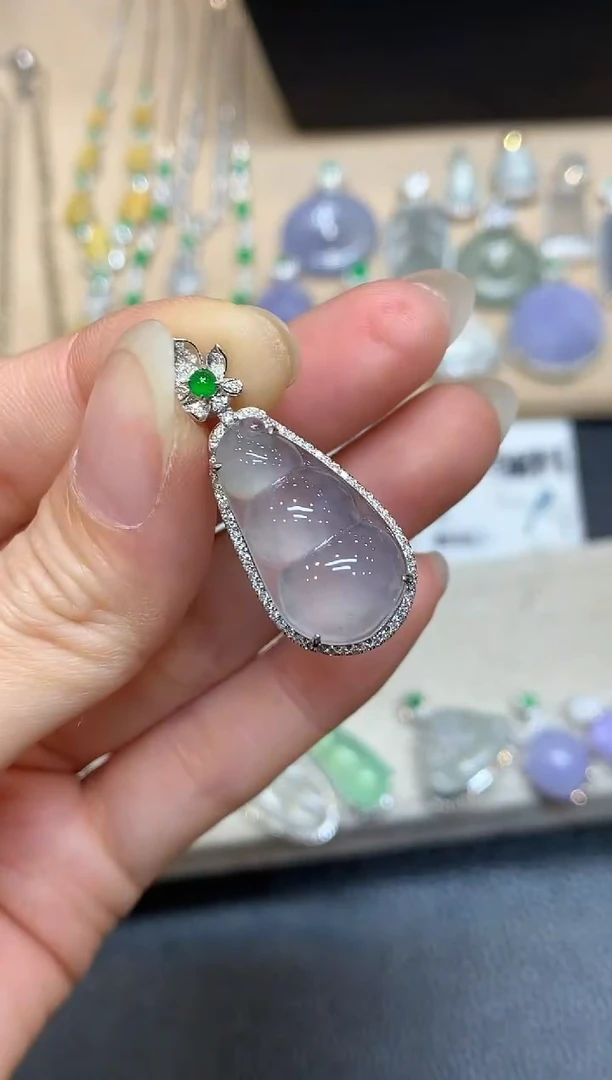 颈饰18K金镶嵌翡翠福豆【无服务费