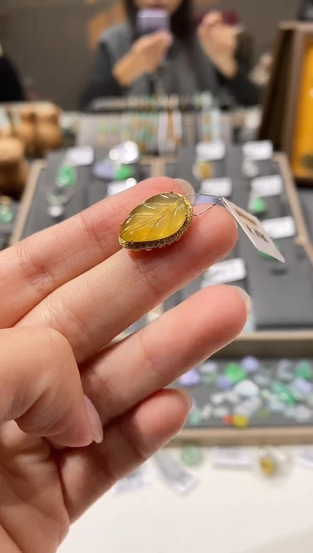 颈饰18K金镶嵌翡翠叶子