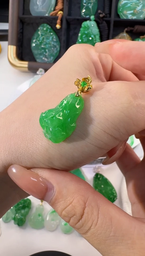 颈饰18K金镶嵌翡翠缅甸A货翡翠