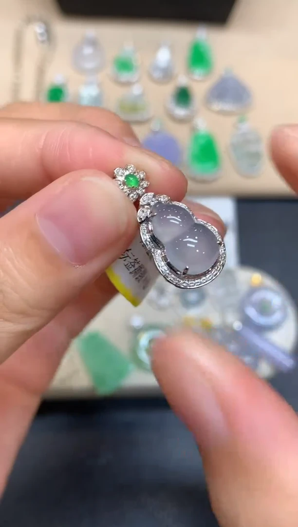 颈饰18K金镶嵌翡翠葫芦【无服务费