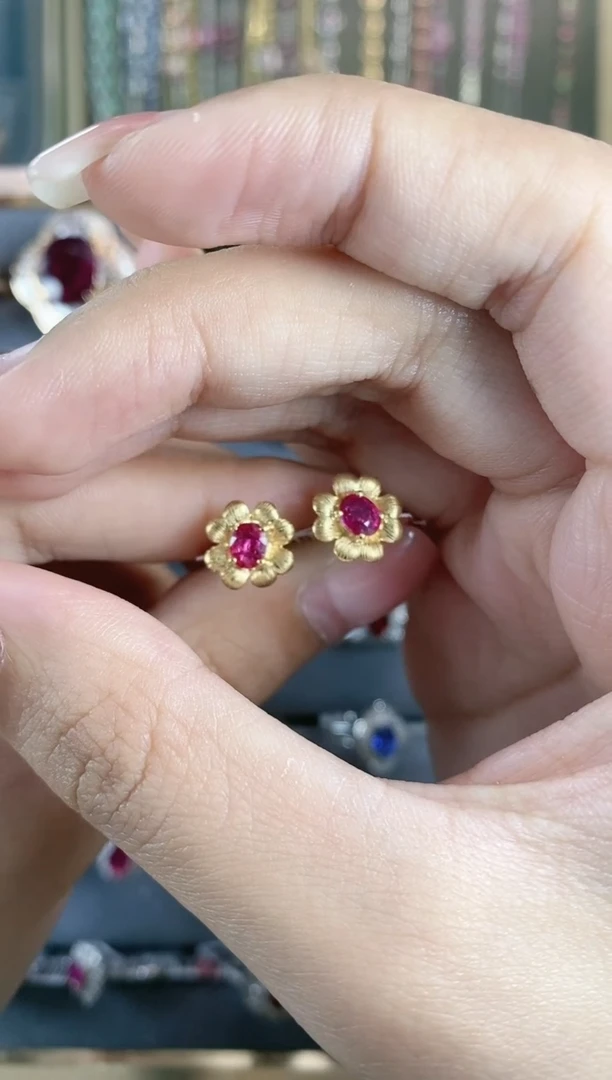 耳饰18K金镶嵌红宝石·