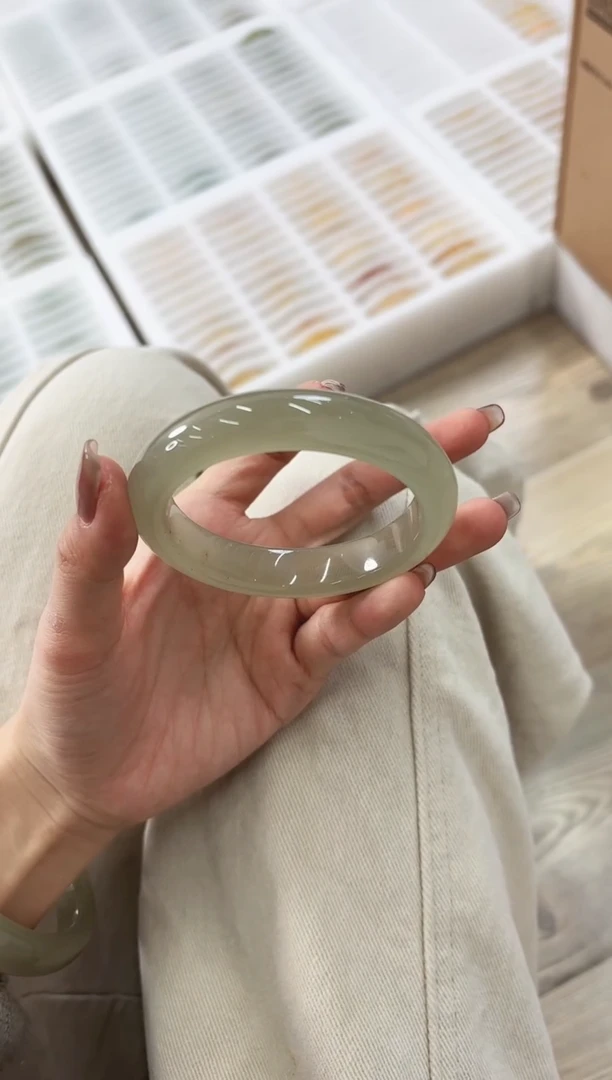 未镶嵌手镯石英质玉47-58D