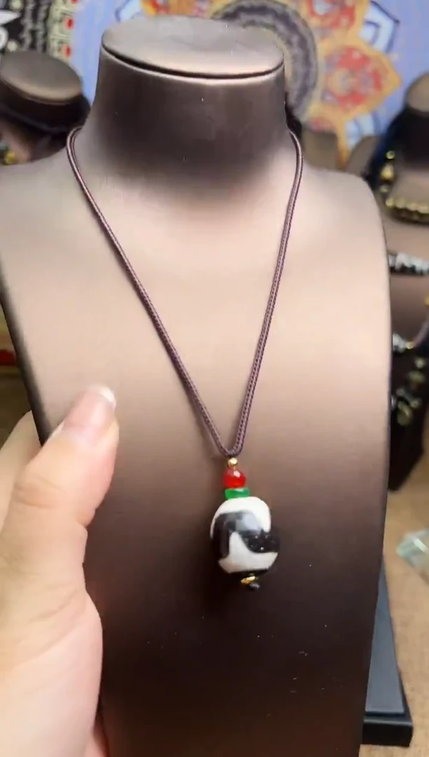 玛瑙/玉髓（覆膜）颈饰未镶嵌精品黑白牙牙吊坠