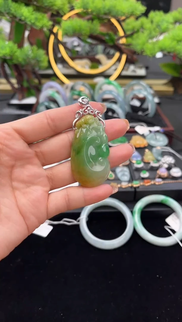 颈饰18K金镶嵌翡翠吊坠