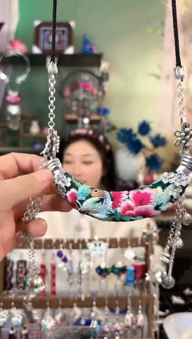 彩云南阁非遗老绣苗银饰品558