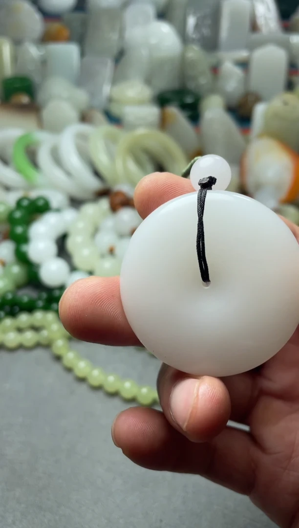 和田玉未镶嵌吊坠(不含链)有****。和田玉吊坠