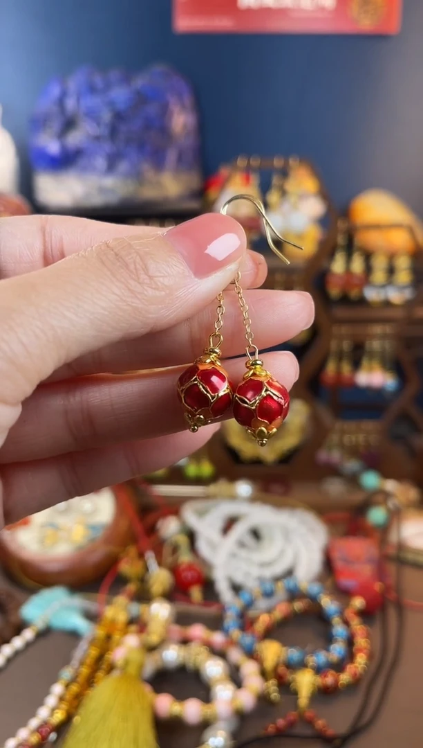 ，红色莲花珐琅耳钩