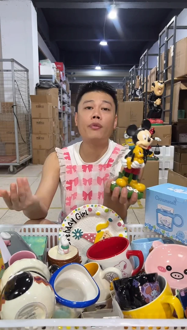 瓷片树脂米奇抱布鲁托摆件微瑕