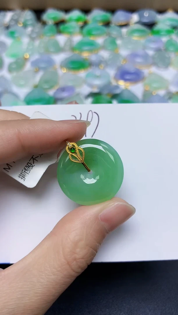 翡翠18K金镶嵌颈饰 天然缅甸翡翠A货