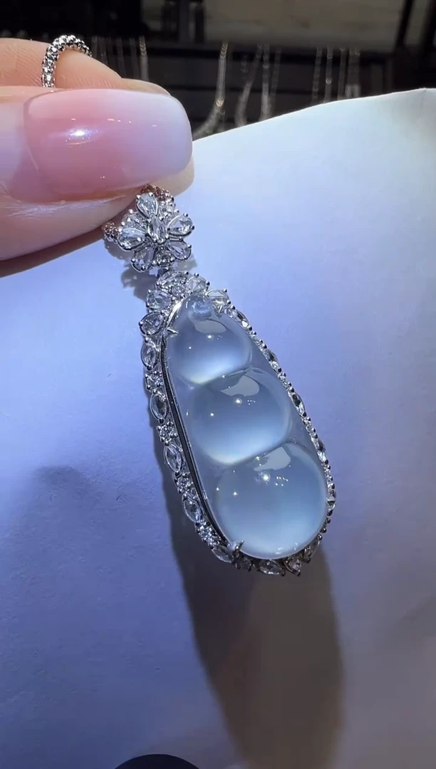 颈饰18K金镶嵌翡翠福豆