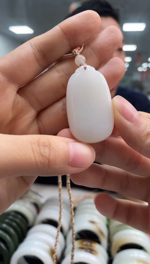 和田玉未镶嵌颈饰且末天泰高白无事牌吊坠随机发一件