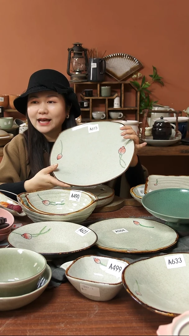 陶瓷A615陶瓷荷花方圆盘30*3.5一个微瑕